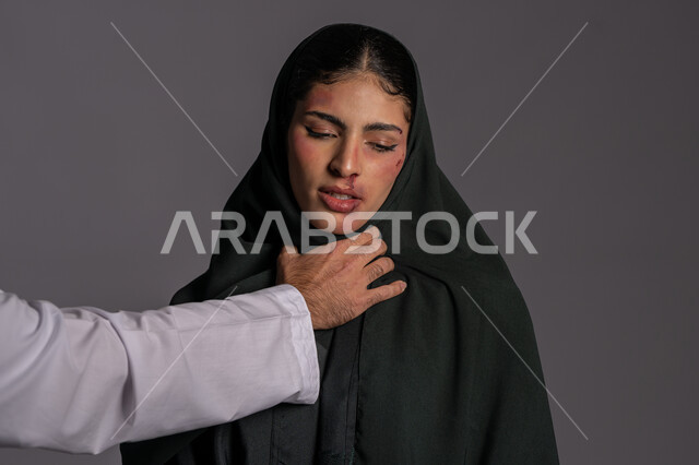 ايماءات التعب و الانهيار, 25 نوفمبر اليوم العالمي للقضاء على العنف ضد النساء ,حقوق المرأة المسلمه ,امراض نفسية ومشاكل زوجية, آثار الكدمات البدنية, بورتريه مقرب لشابة عربيه إماراتية خليجية محجبة تتعرض للأذى الجسدي من قبل الرجال, سيدة سعودية حزينة, خلفية رمادية