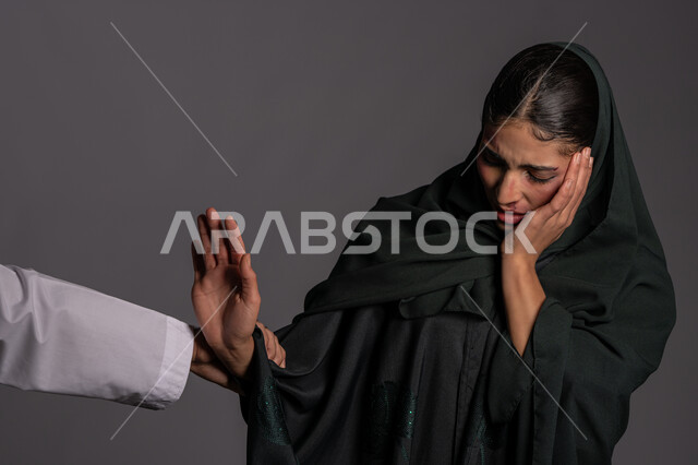 25 نوفمبر اليوم العالمي للقضاء على العنف ضد النساء ,التعرض للأذى الجسدي من قبل الرجال, حقوق المرأة المسلمه ,امراض نفسية ومشاكل زوجية, آثار الكدمات البدنية, بورتريه مقرب لشابة عربيه إماراتية خليجية محجبة تحاول المقاومة بتعابير الانهيار, سيدة سعودية حزينة, خلفية رمادية