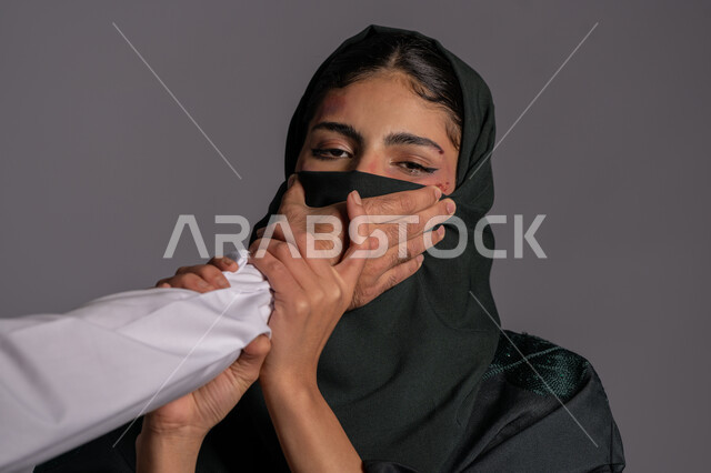 امراض نفسية ومشاكل زوجية, محاولة الدفاع عن النفس, 25 نوفمبر اليوم العالمي للقضاء على العنف ضد النساء ,حقوق المرأة المسلمه, آثار الكدمات البدنية, بورتريه مقرب لشابة عربيه إماراتية خليجية محجبة تتعرض للأذى الجسدي من قبل الرجال, سيدة سعودية حزينة, خلفية رمادية