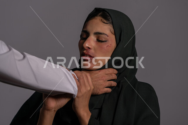 محاولة الدفاع عن النفس, 25 نوفمبر اليوم العالمي للقضاء على العنف ضد النساء ,حقوق المرأة المسلمه ,امراض نفسية ومشاكل زوجية, آثار الكدمات البدنية, بورتريه مقرب لشابة عربيه إماراتية خليجية محجبة تتعرض للأذى الجسدي من قبل الرجال, سيدة سعودية حزينة, خلفية رمادية