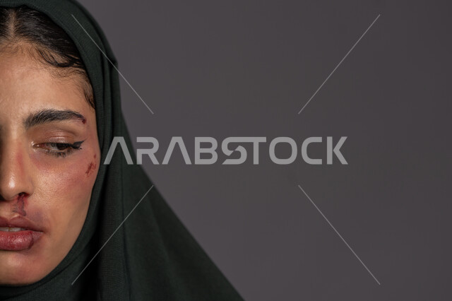 العلاقات الزوجية الفاشلة, تعابير الانهيار و التعب, 25 نوفمبر اليوم العالمي للقضاء على العنف ضد النساء ,حقوق المرأة المسلمه, آثار الكدمات الجسدية, بورتريه مقرب لشابة عربيه إماراتية خليجية محجبة تنظر الى شيء ما, سيدة سعودية حزينة, خلفية رمادية