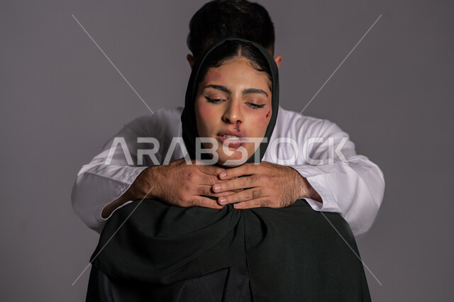 تعابير الانهيار و التعب, 25 نوفمبر اليوم العالمي للقضاء على العنف ضد النساء ,حقوق المرأة المسلمه ,امراض نفسية ومشاكل زوجية, آثار الكدمات البدنية, بورتريه مقرب لشابة عربيه إماراتية خليجية محجبة تتعرض للأذى الجسدي من قبل الرجال, سيدة سعودية حزينة, خلفية رمادية