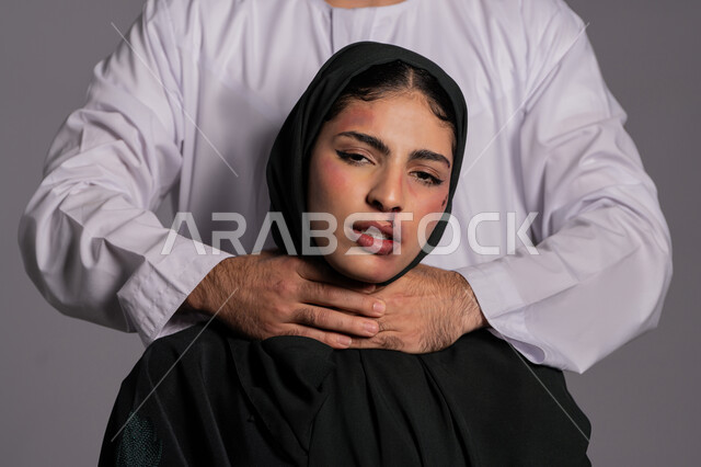 25 نوفمبر اليوم العالمي للقضاء على العنف ضد النساء ,التعرض للأذى الجسدي من قبل الرجال, حقوق المرأة المسلمه ,امراض نفسية ومشاكل زوجية, آثار الكدمات البدنية, بورتريه مقرب لشابة عربيه إماراتية خليجية محجبة تنظر الى الكاميرا بتعابير الانهيار, سيدة سعودية حزينة, خلفية رمادية