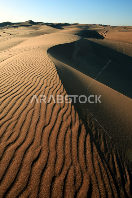 صورة لصحراء قاحلة بالقرب من مدينة الرياض , الرمال الناعمة , الكثبان الرملية . 
