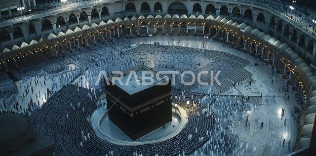 فضل العمرة في شهر رمضان المبارك، الحرم المكي الشريف في مكة المكرمة بالمملكة العربية السعودية، الحجاج المسلمين يقومون بالطواف حول الكعبة المشرفة في وقت الليل، موسم الحج 2024، معالم دينية إسلامية، العبادة والتقرب إلى الله