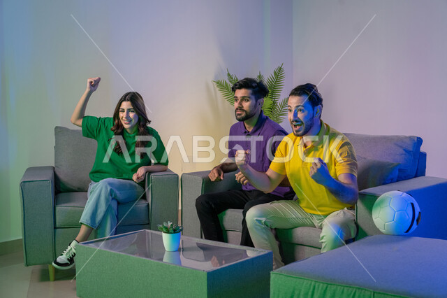 متعة مشاهدة المباريات مع الأصدقاء، مجموعة من الشبان العرب الخليين الاماراتيين يرتدون قمصان تشجيع الفريق المفضل، ايماءات يدين تدل على المنافسة والتحدي، مشجعين للأندية الرياضية الوطنية