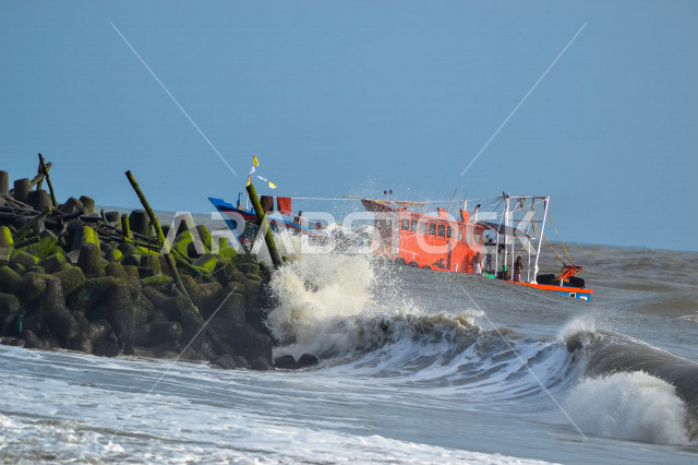 امواج البحر القوية تصطدم بقارب الصيد ، امواج البحر العالية ، مخاطر الصيد ، احوال الطقس 