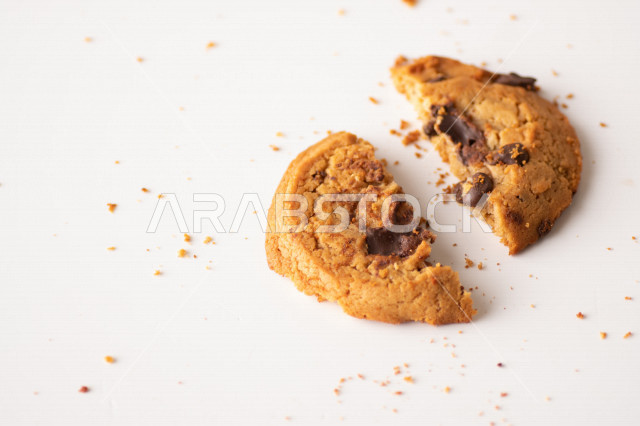 رقاقات الشوكولاته الساخنه منزلية الصنع , رقاقات البسكويت الهشة والخفيفة .