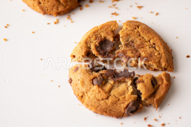 رقاقات الشوكولاته الساخنه منزلية الصنع , رقاقات البسكويت الهشة والخفيفة .