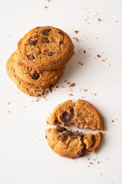 رقاقات الشوكولاته الساخنه منزلية الصنع , رقاقات البسكويت الهشة والخفيفة .