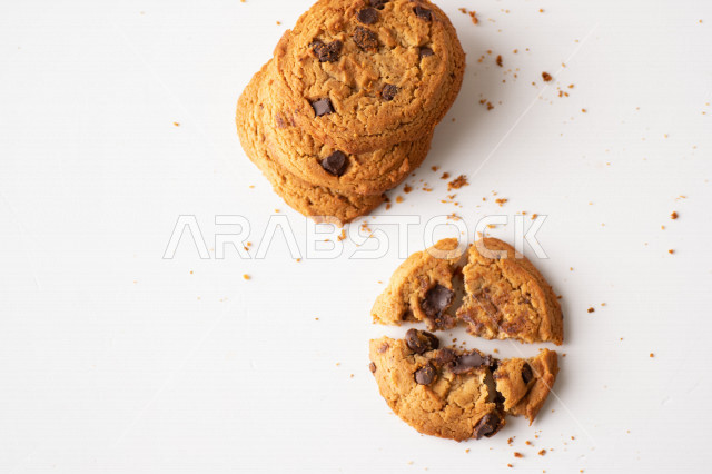 رقاقات الشوكولاته الساخنه منزلية الصنع , رقاقات البسكويت الهشة والخفيفة .