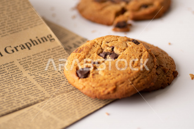 رقاقات الشوكولاته الساخنه منزلية الصنع , رقاقات البسكويت الهشة والخفيفة .