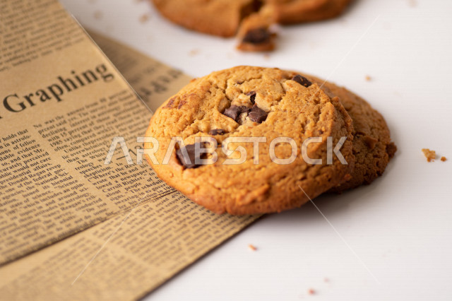 رقاقات الشوكولاته الساخنه منزلية الصنع , رقاقات البسكويت الهشة والخفيفة .