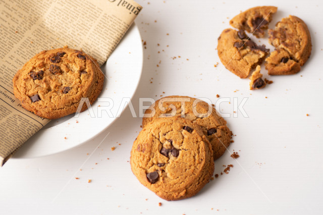 رقاقات الشوكولاته الساخنه منزلية الصنع , رقاقات البسكويت الهشة والخفيفة .