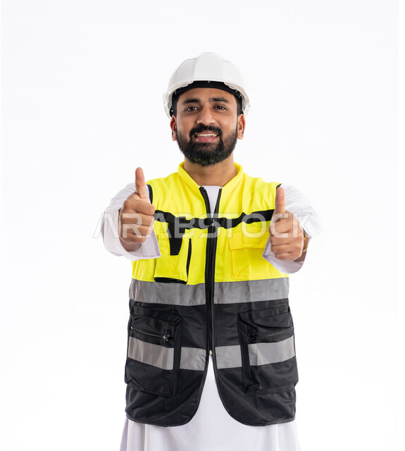 مهن ووظائف هندسية، رفع الأيدي بإيماءات الجودة والامتياز، الوقوف باستقامة والنظر إلى الكاميرا بتعابير الرضا والقبول, الاهتمام بالتطور العمراني بسواعد المهندسين الإماراتيين، بورتريه لمهندس عربي خليجي إماراتي مبتسم يرتدي سترة العمل وخوذة الحماية، خلفية بيضاء