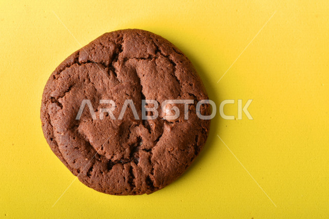 رقاقات الشوكولاته الساخنه منزلية الصنع , رقاقات البسكويت الهشة والخفيفة , خلفية صفراء .