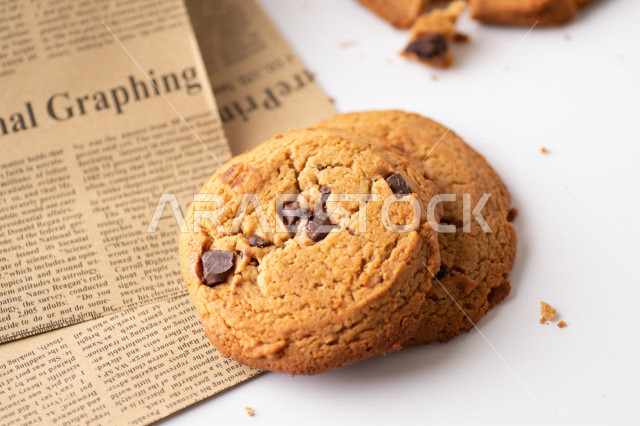 رقاقات الشوكولاته الساخنه منزلية الصنع , رقاقات البسكويت الهشة والخفيفة على ورق الزبدة , .