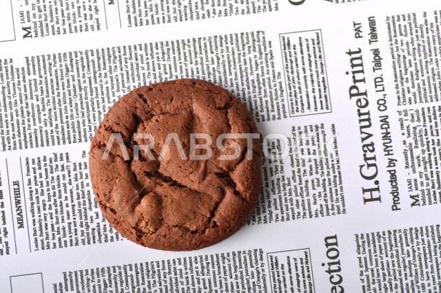 رقاقات الشوكولاته الساخنه منزلية الصنع , رقاقات البسكويت الهشة والخفيفة على ورق الزبدة , .