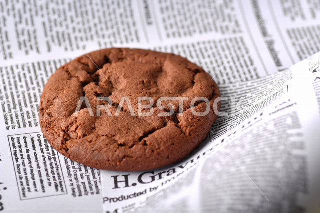 رقاقات الشوكولاته الساخنه منزلية الصنع , رقاقات البسكويت الهشة والخفيفة على ورق الزبدة , .