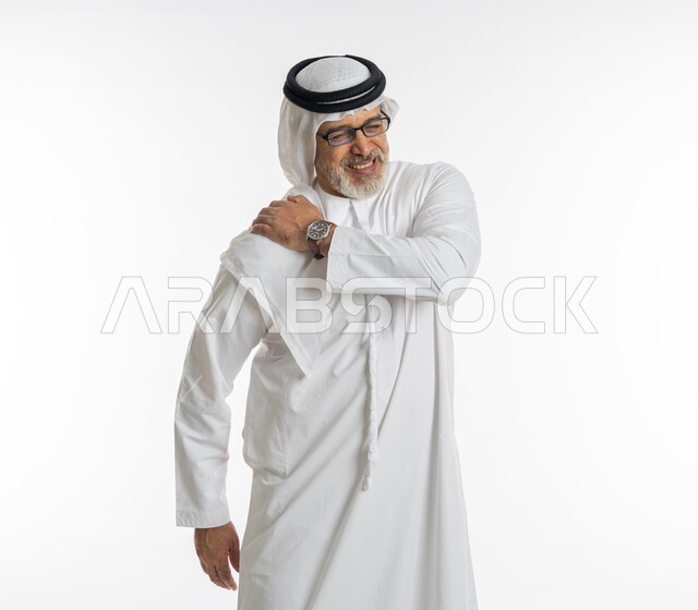 التهاب العضلات والمفاصل، الإحساس بالتعب والإرهاق, إيماءات الألم في الأكتاف، بورتريه لرجل مسن عربي اماراتي خليجي يرتدي الكندورة و الغترة يضع يده على رقبته بتعابير الوجع، الحاجه لوضع خطة علاجية, طلب المساعده للذهاب الى المستشفى، خلفية بيضاء