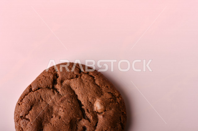 رقاقات الشوكولاته الساخنه منزلية الصنع , رقاقات البسكويت الهشة والخفيفة  , خلفية وردية .