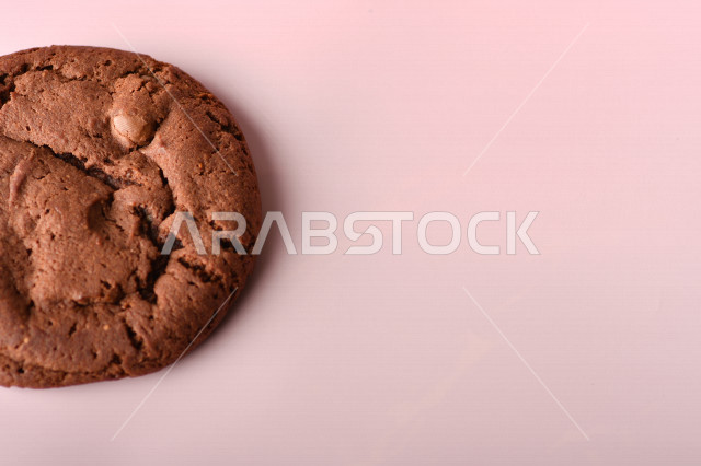 رقاقات الشوكولاته الساخنه منزلية الصنع , رقاقات البسكويت الهشة والخفيفة  , خلفية وردية .