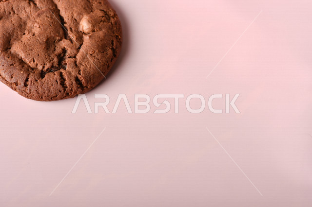 رقاقات الشوكولاته الساخنه منزلية الصنع , رقاقات البسكويت الهشة والخفيفة  , خلفية وردية .