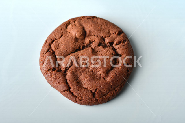 رقاقات الشوكولاته الساخنه منزلية الصنع , رقاقات البسكويت الهشة والخفيفة , خلفية زرقاء , .