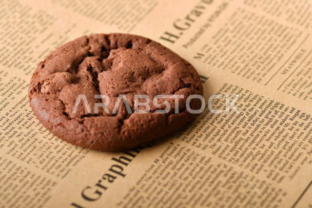 رقاقات الشوكولاته الساخنه منزلية الصنع , رقاقات البسكويت الهشة والخفيفة على ورق الزبدة , .