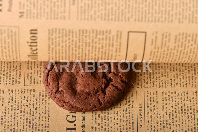 رقاقات الشوكولاته الساخنه منزلية الصنع , رقاقات البسكويت الهشة والخفيفة على ورق الزبدة , .