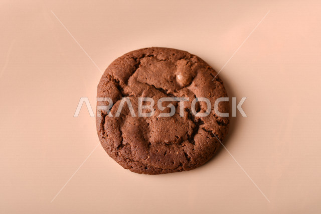 رقاقات الشوكولاته الساخنه منزلية الصنع , رقاقات البسكويت الهشة والخفيفة  , خلفية وردية .