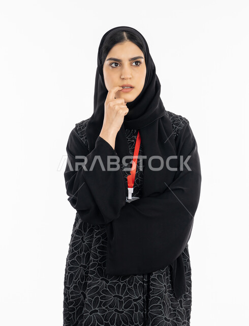 شرود الذهن والتخطيط لشيء معين, ايجاد حل لمشكلة معينة, الحيرة وصعوبة اختيار شيء ما, بورتريه لشابة عربية خليجية إماراتية ترتدي العباءة تقف بتعابير السؤال, سيدة سعودية تضع يديها على وجهها, خلفية بيضاء