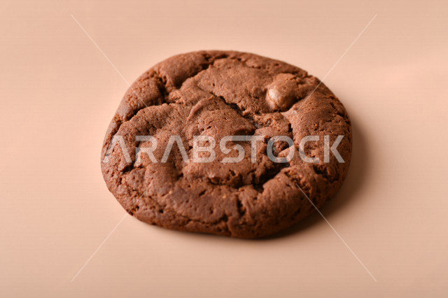 رقاقات الشوكولاته الساخنه منزلية الصنع , رقاقات البسكويت الهشة والخفيفة  , خلفية وردية .