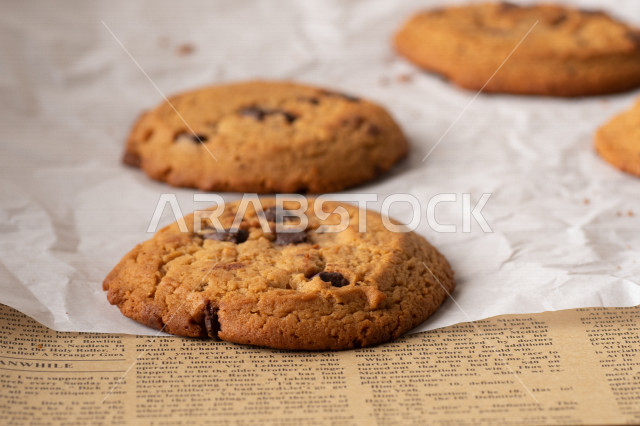 رقاقات الشوكولاته الساخنه منزلية الصنع , رقاقات البسكويت الهشة والخفيفة على ورق الزبدة , .