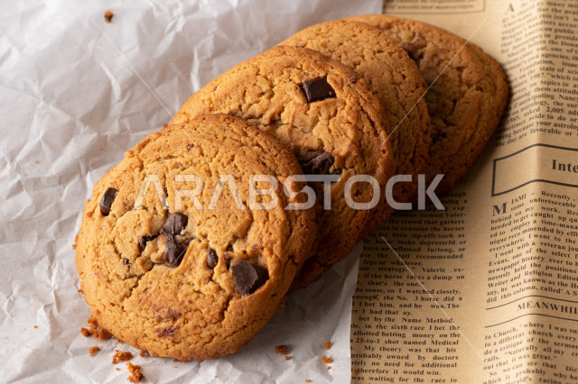 رقاقات الشوكولاته الساخنه منزلية الصنع , رقاقات البسكويت الهشة والخفيفة على ورق الزبدة , .