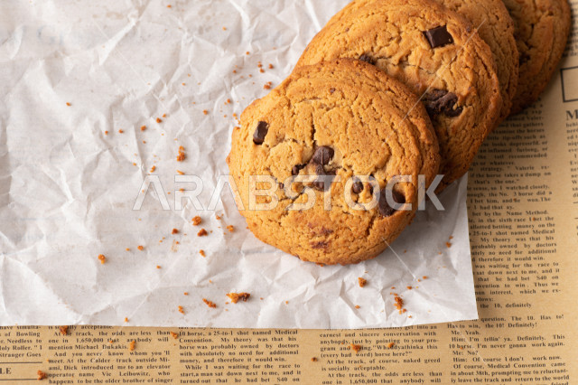 رقاقات الشوكولاته الساخنه منزلية الصنع , رقاقات البسكويت الهشة والخفيفة على ورق الزبدة , .