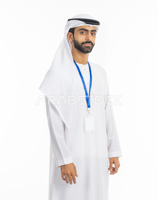 هوية تعريفية للموظفين, موك أب أبيض مستطيل فارغ, صور شخصية للوثائق الرسمية, الأناقة والرجولة والوسامة, بورتريه لرجل عربي خليجي إماراتي يرتدي الكندورة والغترة يضع بادج شخصي, الوقوف والنظر إلى الكاميرا, خلفية بيضاء