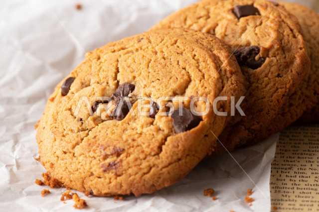 رقاقات الشوكولاته الساخنه منزلية الصنع , رقاقات البسكويت الهشة والخفيفة على ورق الزبدة , .