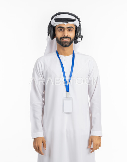 موك أب أبيض مستطيل فارغ, الوقوف باستقامة والنظر إلى الكاميرا, بورتريه لرجل عربي خليجي إماراتي يرتدي الكندورة والغترة الامارتية يستخدم تقنية الهيدفون, العمل في مجال خدمة العملاء والر على استفسارات الزبائن, تقديم البرامج الاذاعية, خلفية بيضاء