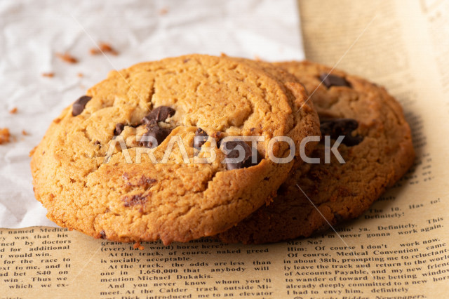 رقاقات الشوكولاته الساخنه منزلية الصنع , رقاقات البسكويت الهشة والخفيفة على ورق الزبدة , .