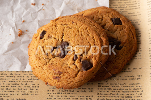 رقاقات الشوكولاته الساخنه منزلية الصنع , رقاقات البسكويت الهشة والخفيفة على ورق الزبدة , .