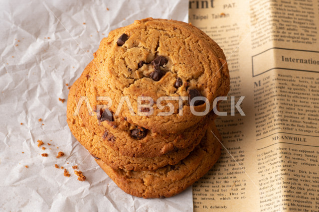 رقاقات الشوكولاته الساخنه منزلية الصنع , رقاقات البسكويت الهشة والخفيفة على ورق الزبدة , .