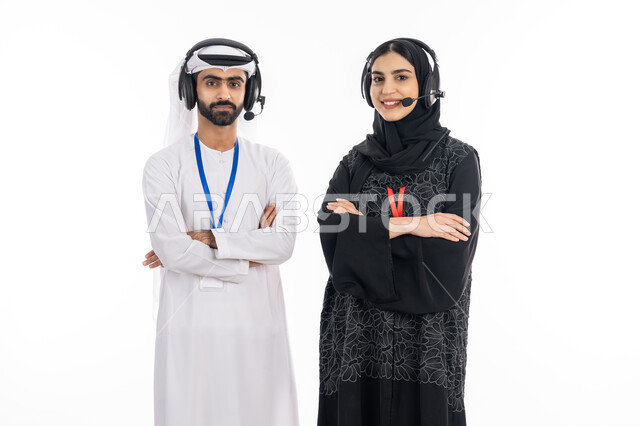 استخدام تقنية الهيدفون للرد على استفسارات واستعلامات الزبائن، مهن ووظائف خليجية, الوقوف بإيماءات أيدي متقاطعة, بورتريه لإمرأة عربية خليجية اماراتية مبتسمة ترتدي العباءة تعمل في مجال خدمة العملاء, رجل إماراتي ينظر إلى الكاميرا بثقة, خلفية بيضاء
