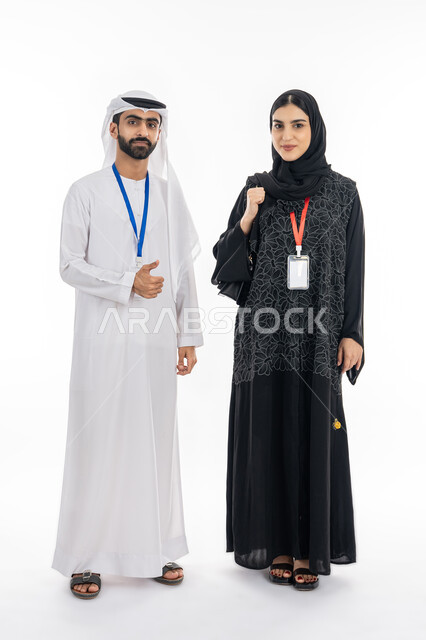 ارتداء كرت أبيض مستطيل فارغ, بطاقة تعريفية شخصية, بورتريه لرجل عربي خليجي إماراتي يرتدي الكندورة والغترة يرفع يديه بعلامة الجودة والامتياز, الوقوف باستقامة بإيماءات الثقة بالنفس, إمرأة سعودية مبتسمة تنظر إلى الكاميرا, صورة الجسم بالطول الكامل, خلفية بيضاء