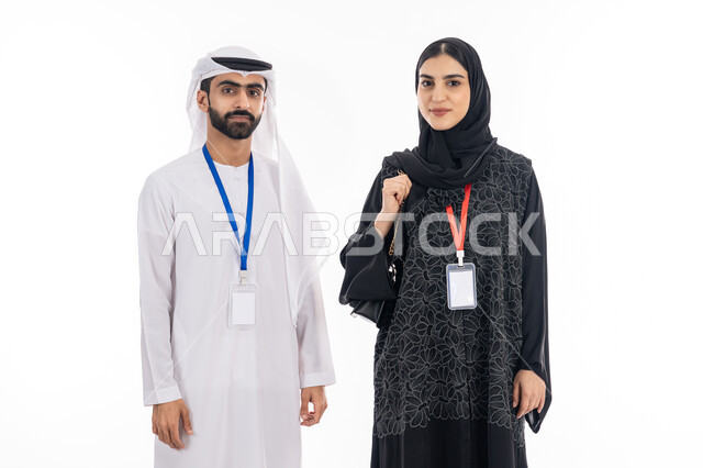 الوقوف بإيماءات الثقة بالنفس, بطاقة تعريفية شخصية, بورتريه لرجل عربي خليجي إماراتي يرتدي الكندورة والغترة ينظر إلى الكاميرا,  إمرأة سعودية مبتسمة تحمل الحقيبة, ارتداء كرت أبيض مستطيل فارغ, خلفية بيضاء
