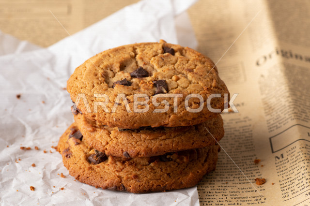 رقاقات الشوكولاته الساخنه منزلية الصنع , رقاقات البسكويت الهشة والخفيفة على ورق الزبدة , .