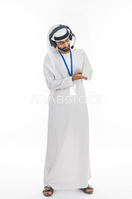 التأثير الايجابي للكافيين على الجسم, بورتريه لموظف عربي خليجي إماراتي يرتدي الكندورة والغترة يمسك بيده كوب من القهوة, العمل في مجال خدمة العملاء  والرد على استفسارات الزبائن, مهن ووظائف إدارية اماراتية، صورة الجسم بالطول الكامل, خلفية بيضاء
