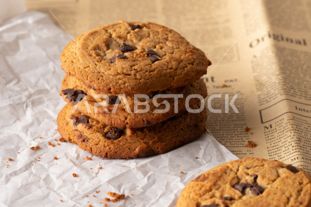 رقاقات الشوكولاته الساخنه منزلية الصنع , رقاقات البسكويت الهشة والخفيفة على ورق الزبدة , .