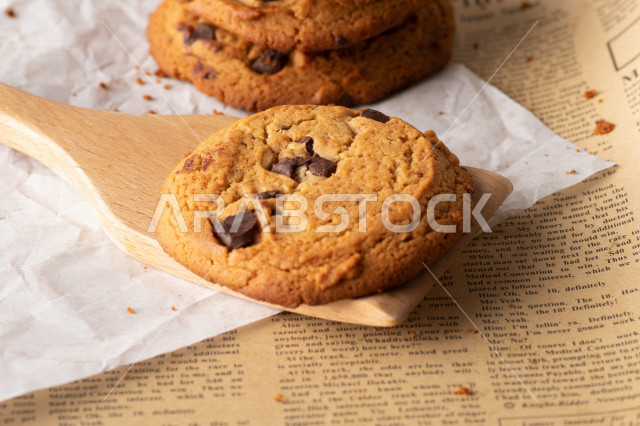 رقاقات الشوكولاته الساخنه منزلية الصنع , رقاقات البسكويت الهشة والخفيفة على ورق الزبدة , .