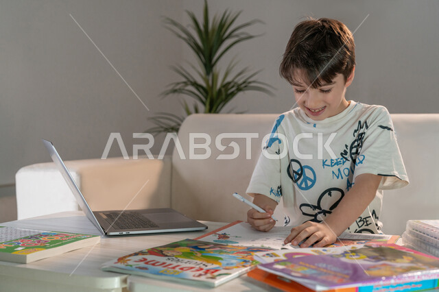 دور التكنولوجيا في تطوير أساليب التعليم، السعي للتفوق والنجاح، دمج العلم مع التقنية، مشاهدة دورات تعليمية لتنمية المهارات الفنية والفكرية، متابعة الحصص الدراسية عبر الاونلاين، ولد عربي خليجي إماراتي يستخدم الحاسب المحمول لحل الواجبات المنزلية